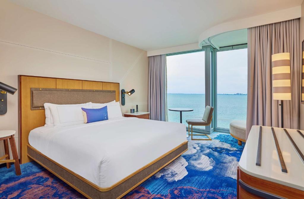 Sable At Navy Pier Chicago, Curio Collection By Hilton - King Room - Alto Piano