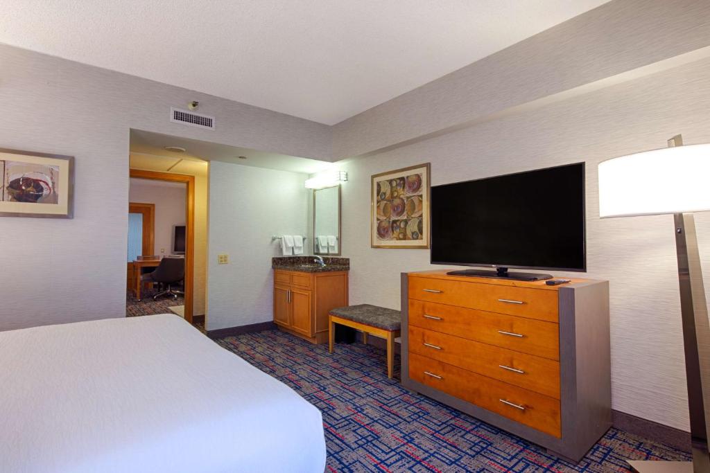 Embassy Suites by Hilton Chicago O'Hare Rosemont photo