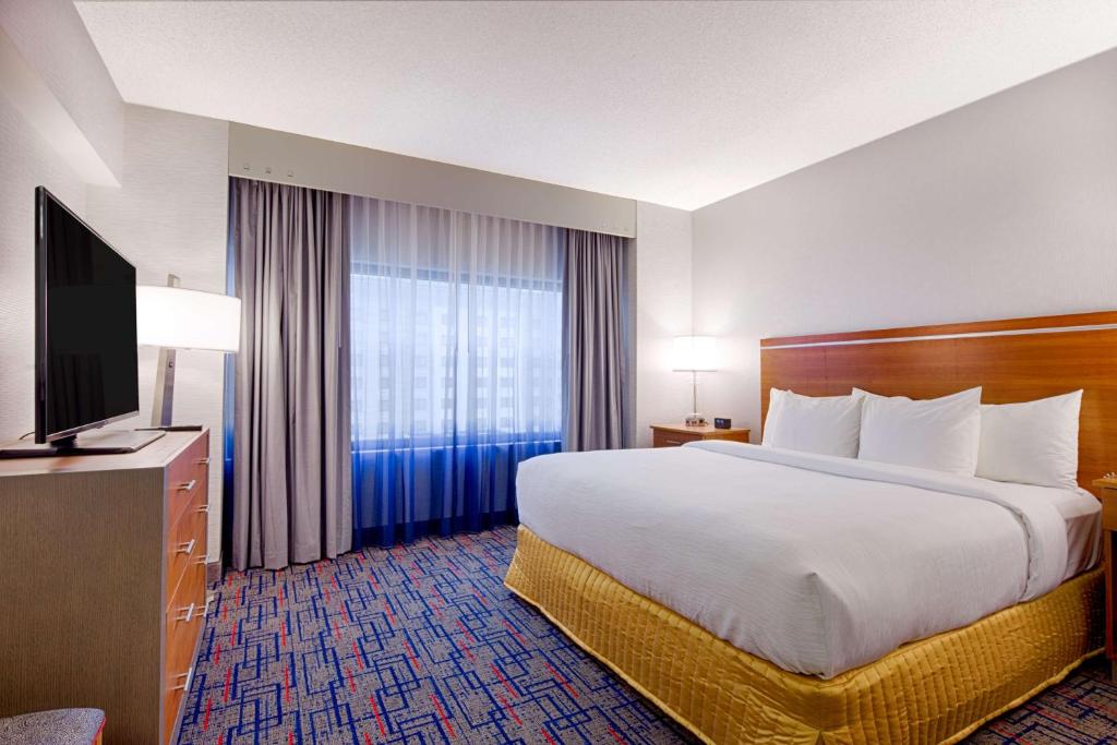Embassy Suites by Hilton Chicago O'Hare Rosemont photo
