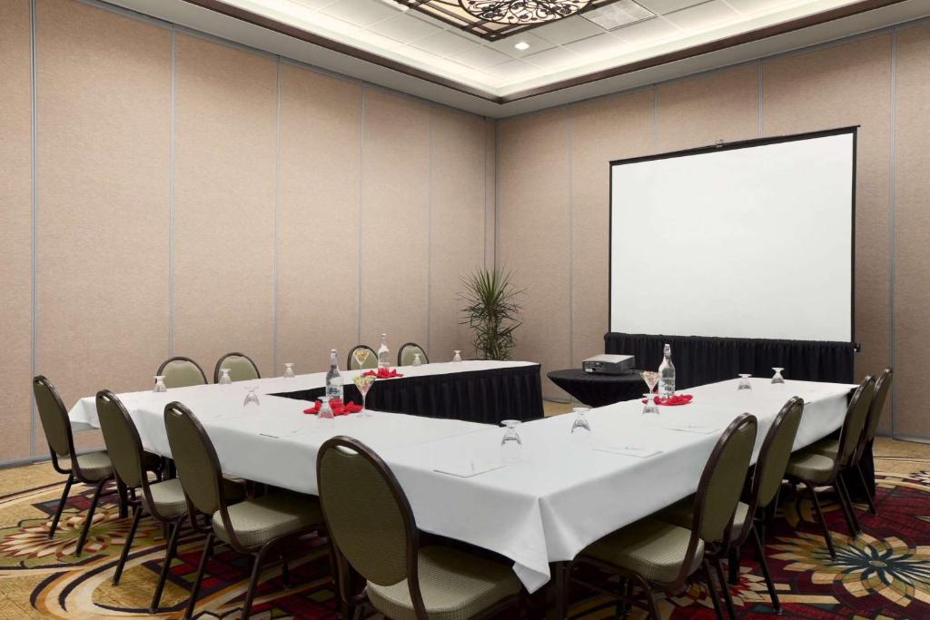 Embassy Suites by Hilton Chicago O'Hare Rosemont photo