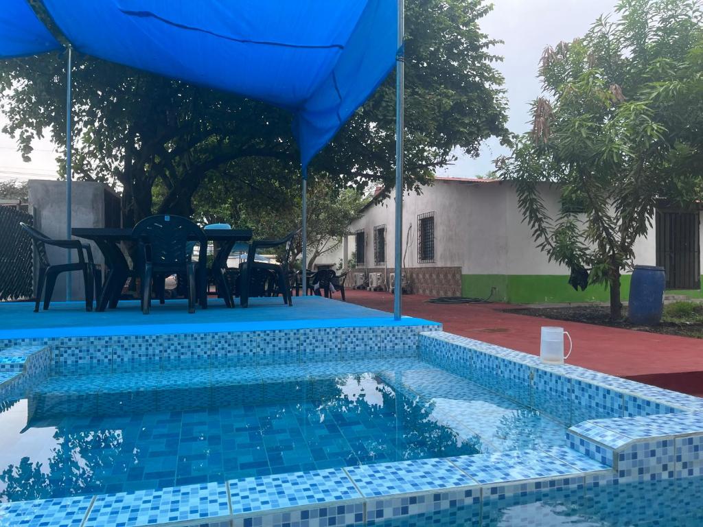 Bazén v ubytování Hotel Chulamar, Piscina y Restaurante nebo v jeho okolí