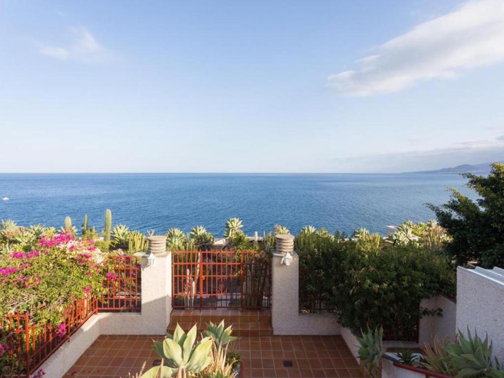 vistas al océano desde el balcón de una casa en Live Tabaiba Maritime Avenue con vista del mar, en Tabaiba