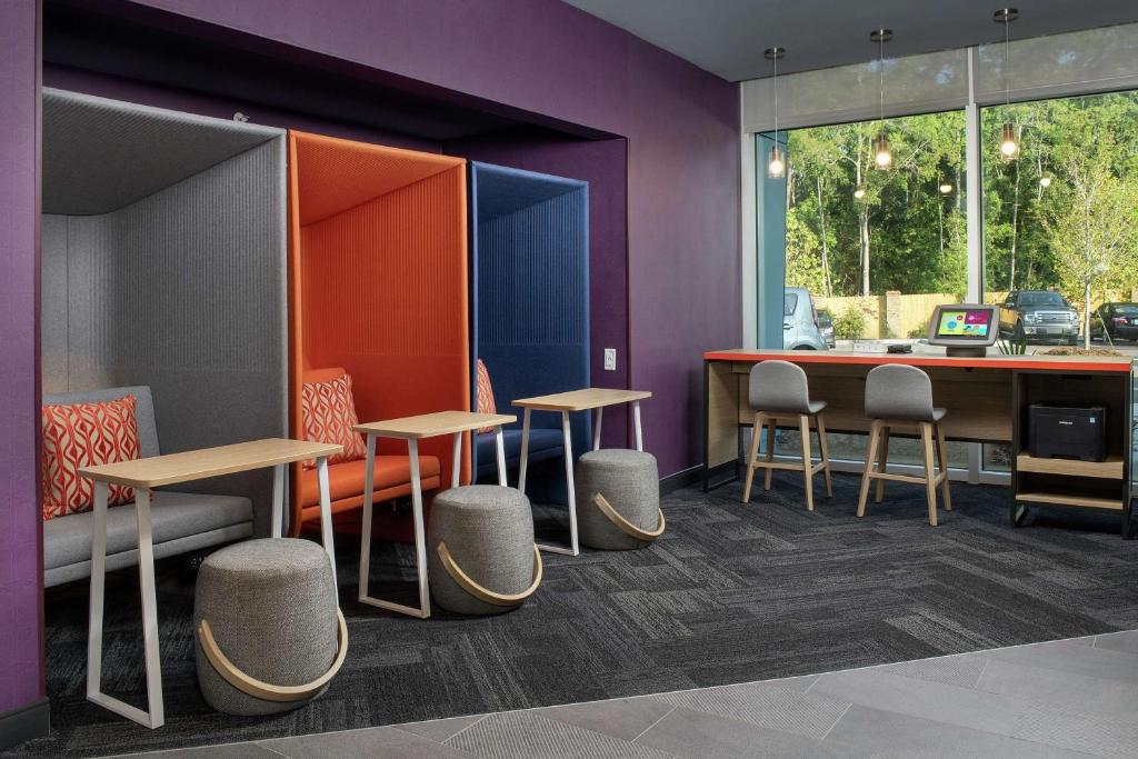 a waiting room with stools and a table and a counter at Tru By Hilton Mt Pleasant Charleston in Charleston