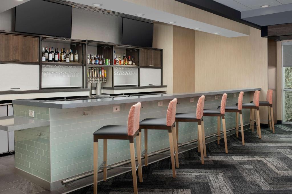 Hampton Inn & Suites Charlotte Airport Lake Pointe photo