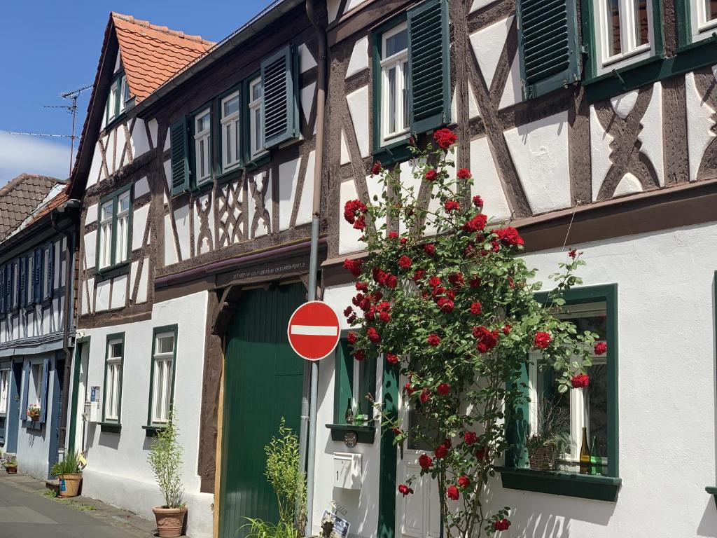 a building with a green door with flowers on it at Altstadtglück Seligenstadt in Seligenstadt