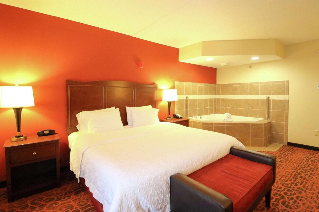 Hampton Inn Columbus-South - King Room With Spa Bath