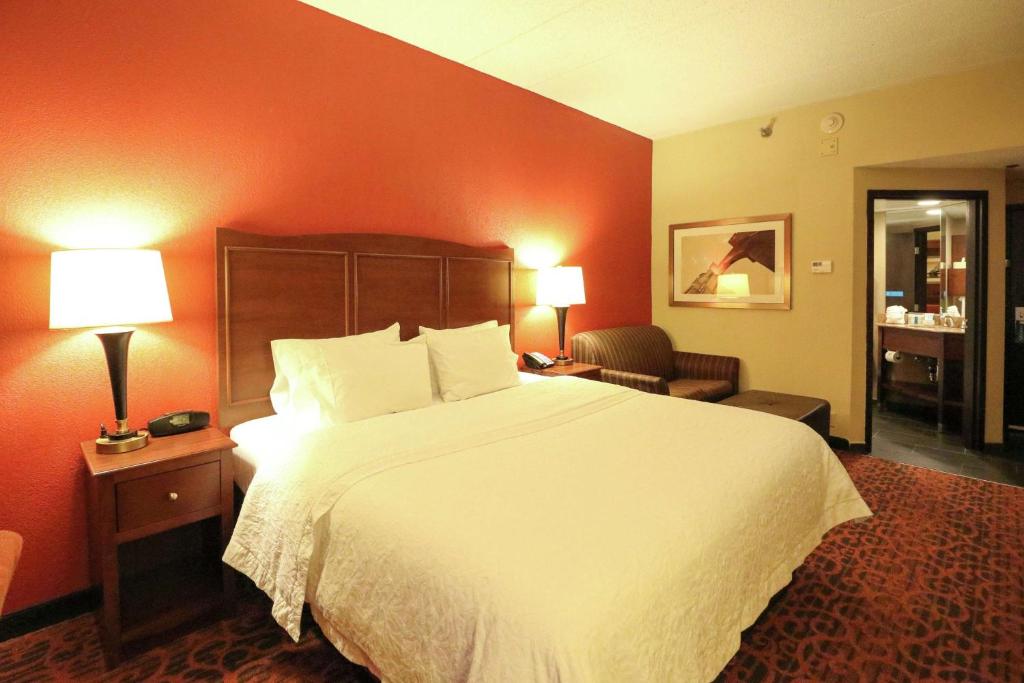 Hampton Inn Columbus-South - King Room With Sofa Bed And Study - Non-Smoking
