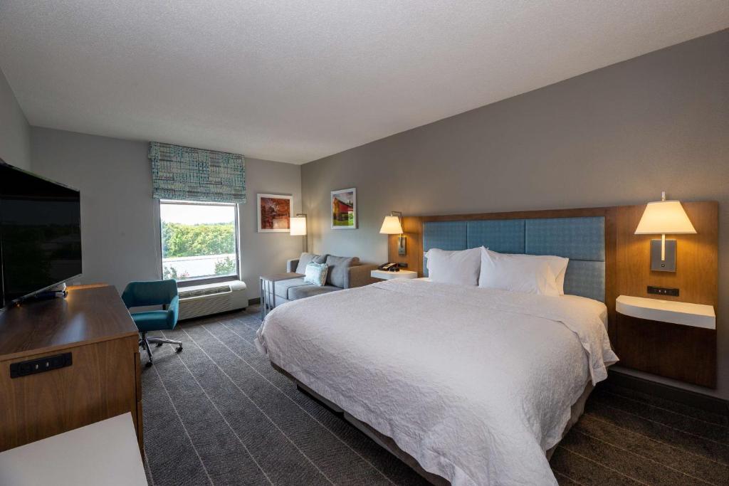 Hampton Inn Christiansburg/Blacksburg - King Room With Sofa Bed And Study - Non-Smoking
