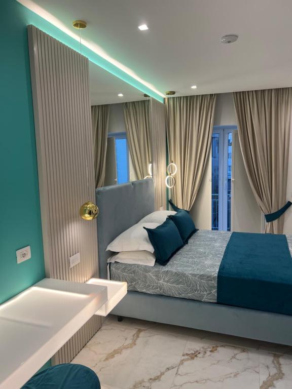 um quarto com uma cama king-size e um espelho em La Lepre Artemide em Nápoles