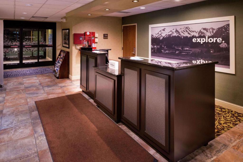 TV a/nebo společenská místnost v ubytování Hampton Inn & Suites Carson City