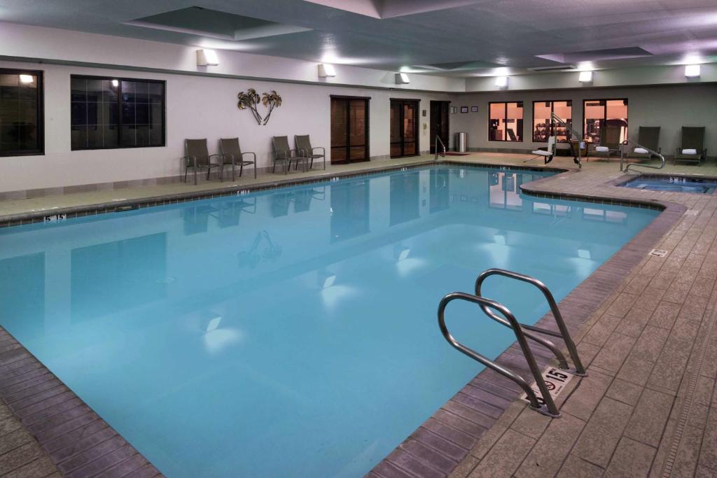 Bazén v ubytování Hampton Inn & Suites Carson City nebo v jeho okolí