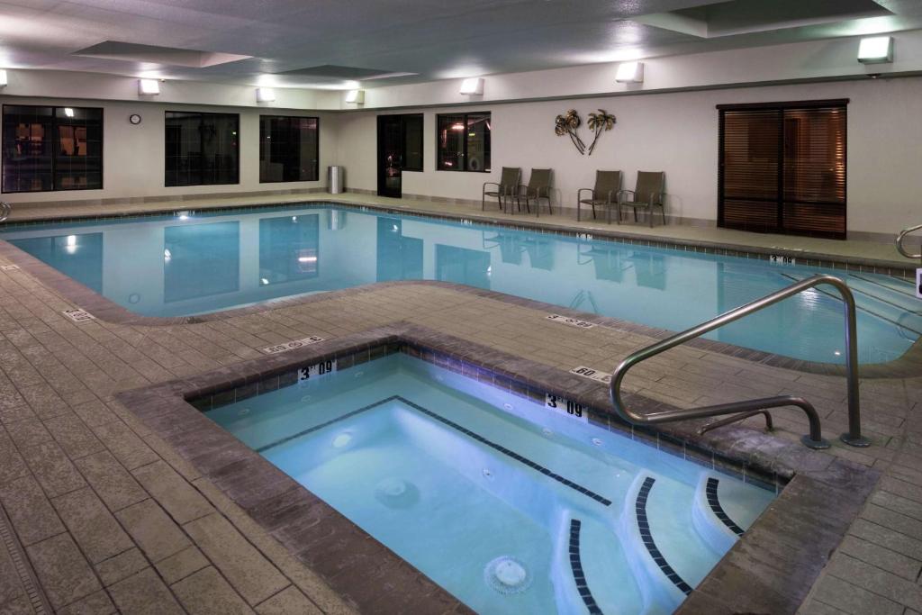 Bazén v ubytování Hampton Inn & Suites Carson City nebo v jeho okolí