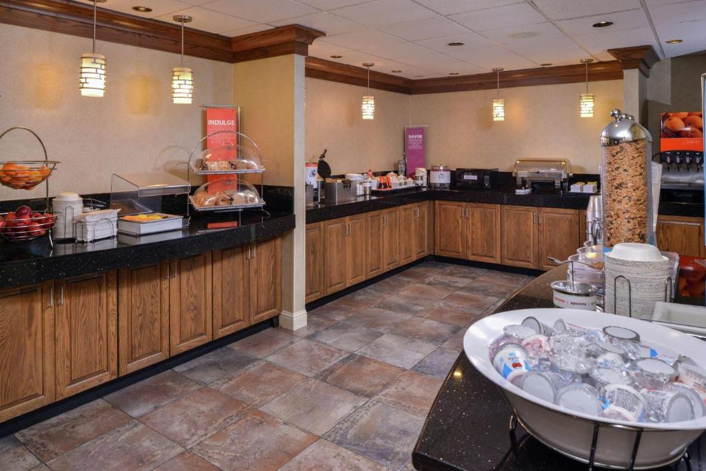 Příslušenství pro přípravu čaje a kávy v ubytování Hampton Inn & Suites Carson City