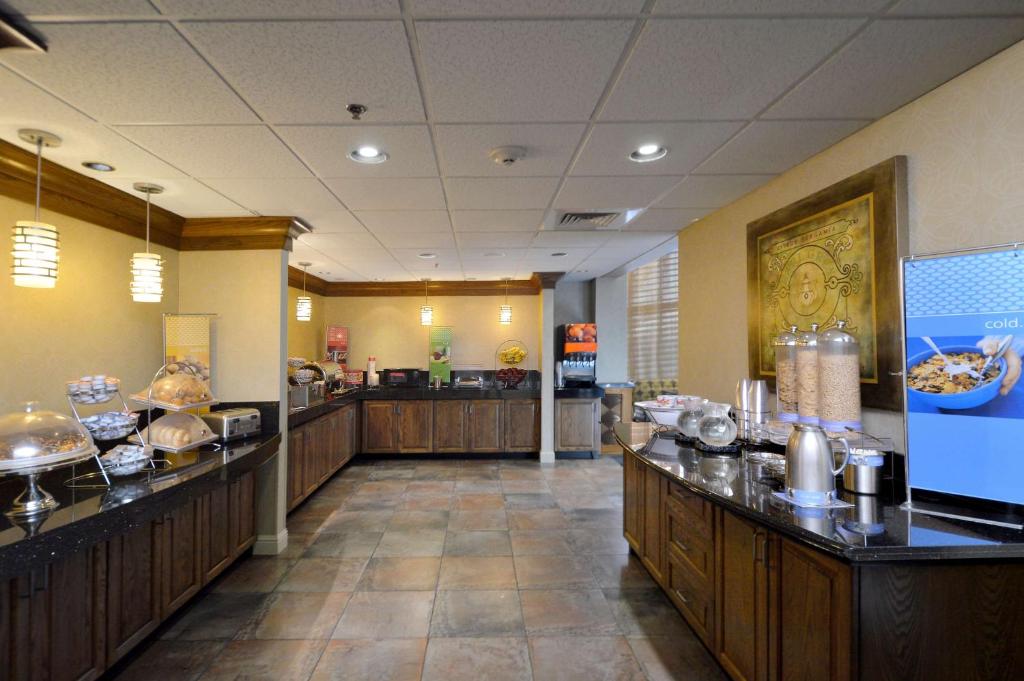 Kuchyň nebo kuchyňský kout v ubytování Hampton Inn & Suites Carson City