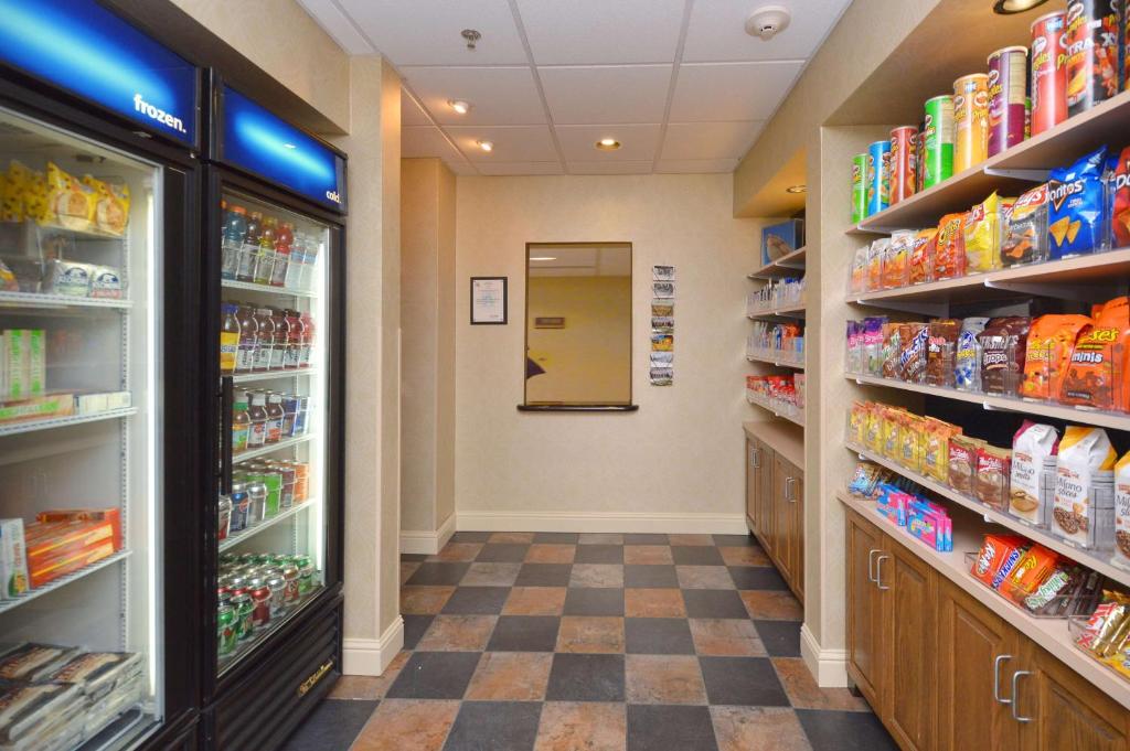 Supermarket nebo jiné obchody v  hotelu nebo okolí