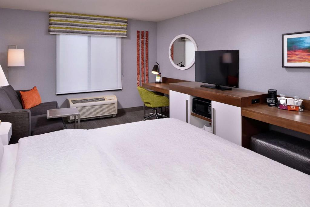TV a/nebo společenská místnost v ubytování Hampton Inn & Suites Carson City