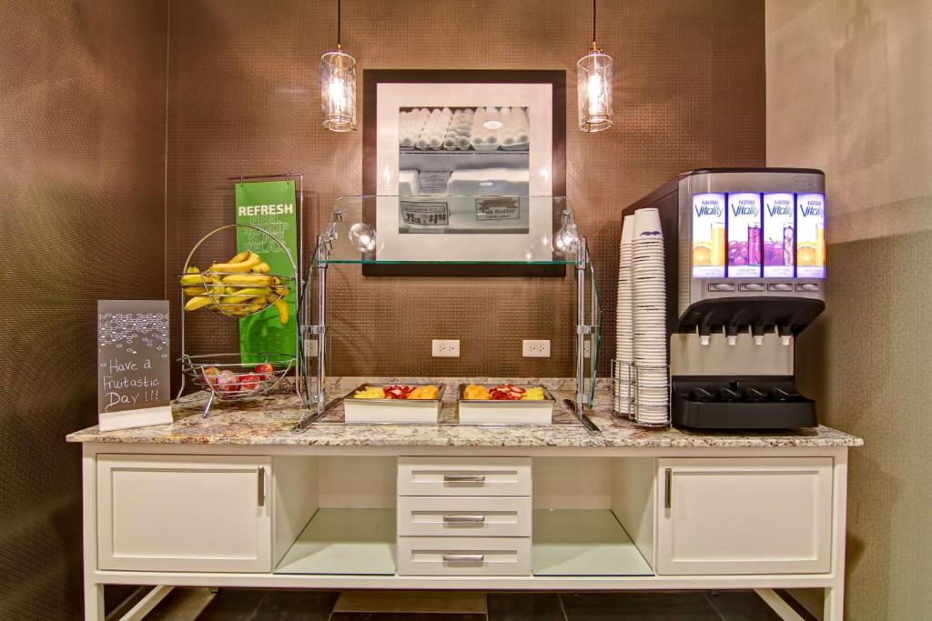 Hampton Inn and Suites Cincinnati - Downtown photo