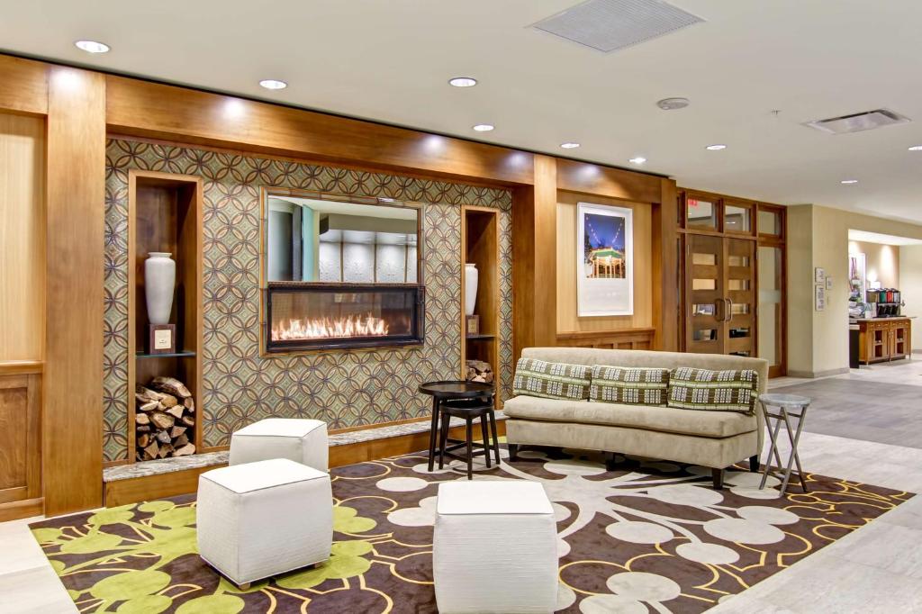 - un salon avec un canapé et une cheminée dans l'établissement Homewood Suites by Hilton Cincinnati-Downtown, à Cincinnati