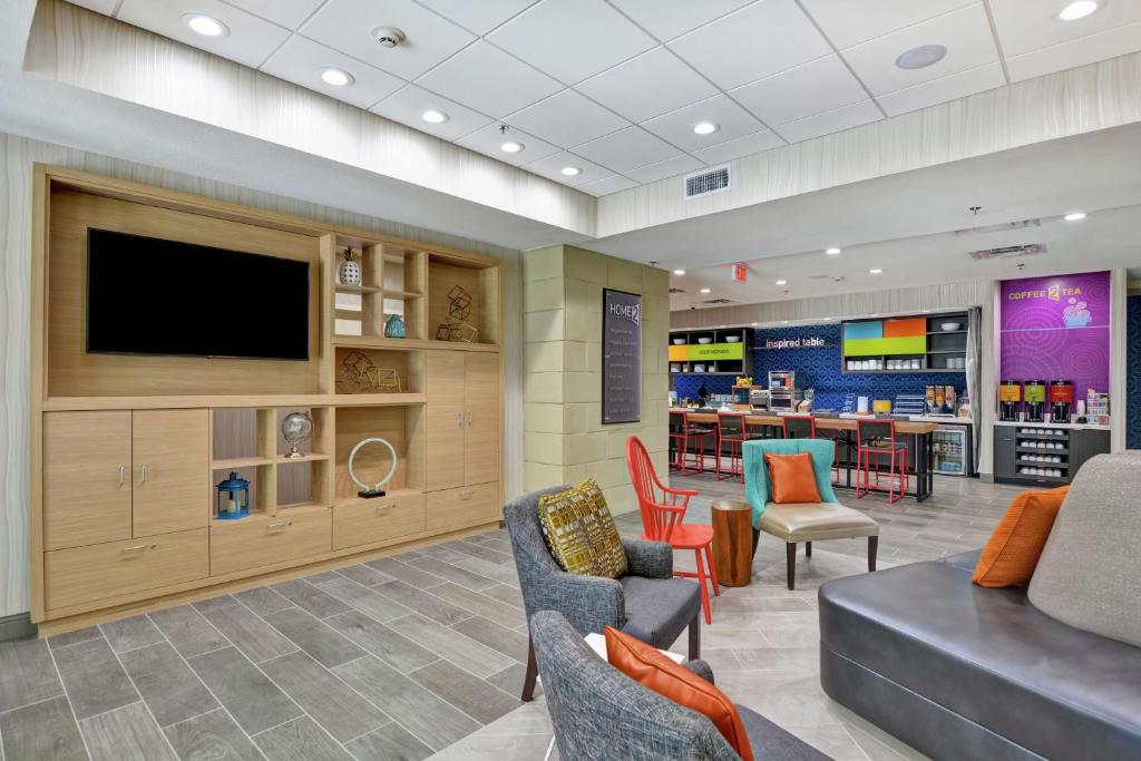 TV a/nebo společenská místnost v ubytování Home2 Suites By Hilton McKinney