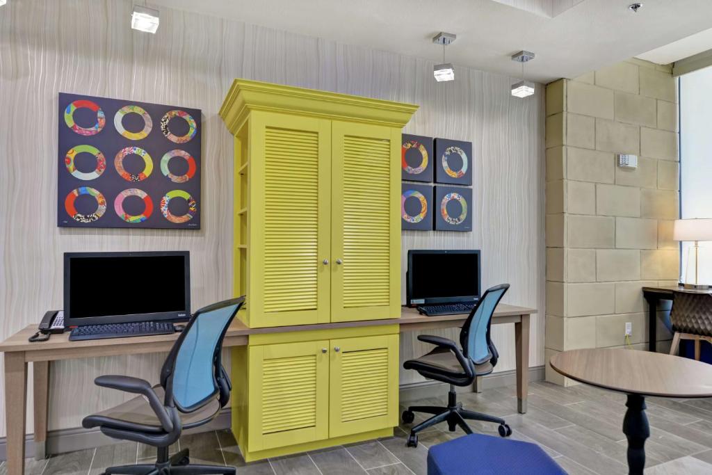TV a/nebo společenská místnost v ubytování Home2 Suites By Hilton McKinney