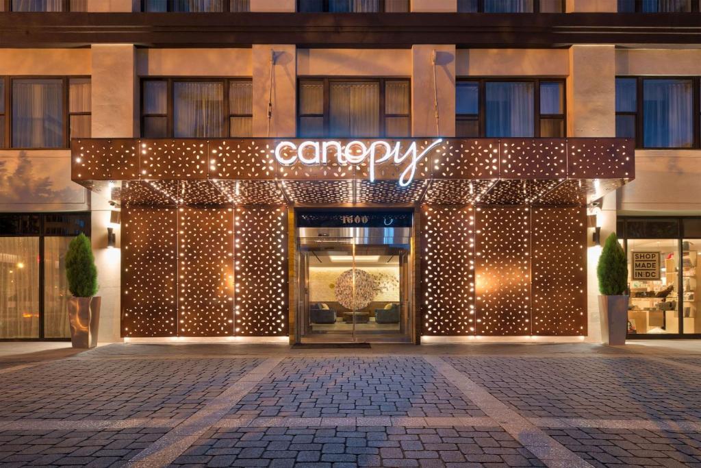 un frente de tienda con una señal de que la lectura en Canopy by Hilton Washington DC Embassy Row en Washington