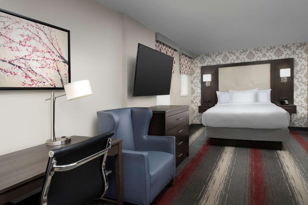 Postel nebo postele na pokoji v ubytování West End Washington DC, Tapestry Collection by Hilton