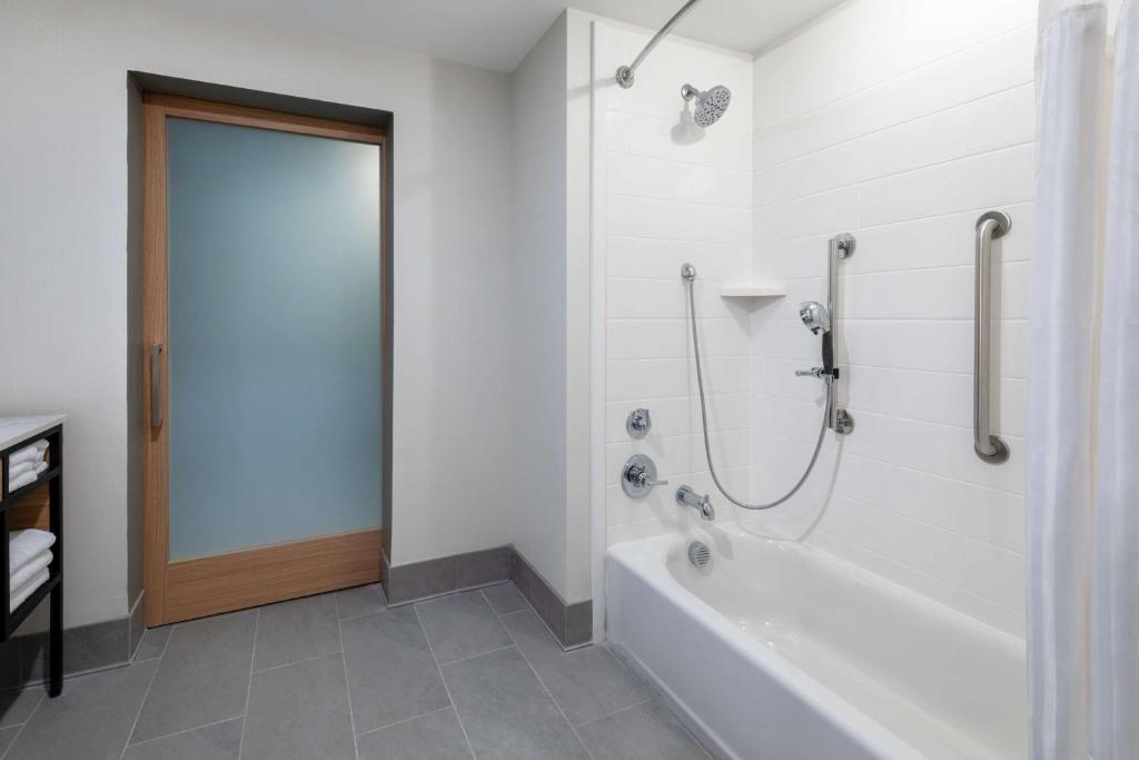 Hilton Garden Inn Longmont - King Room With Tub - Mobility And Hearing Access