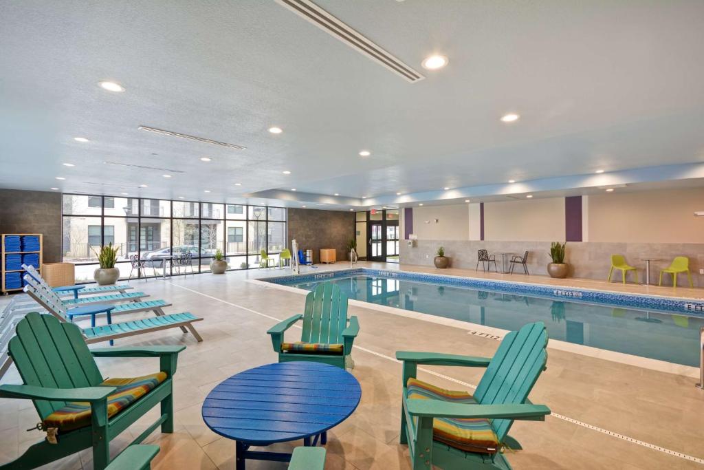 Bazén v ubytování Home 2 Suites By Hilton Fairview Allen nebo v jeho okolí