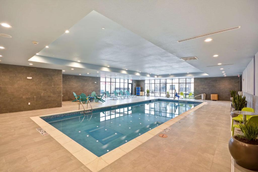 Bazén v ubytování Home 2 Suites By Hilton Fairview Allen nebo v jeho okolí