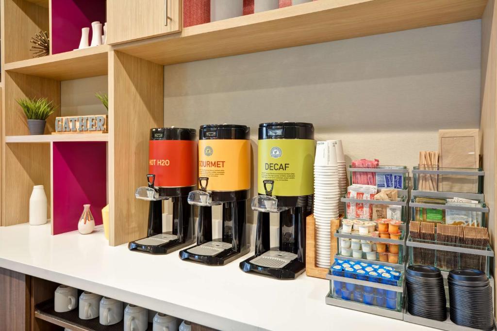 Příslušenství pro přípravu čaje a kávy v ubytování Home 2 Suites By Hilton Fairview Allen