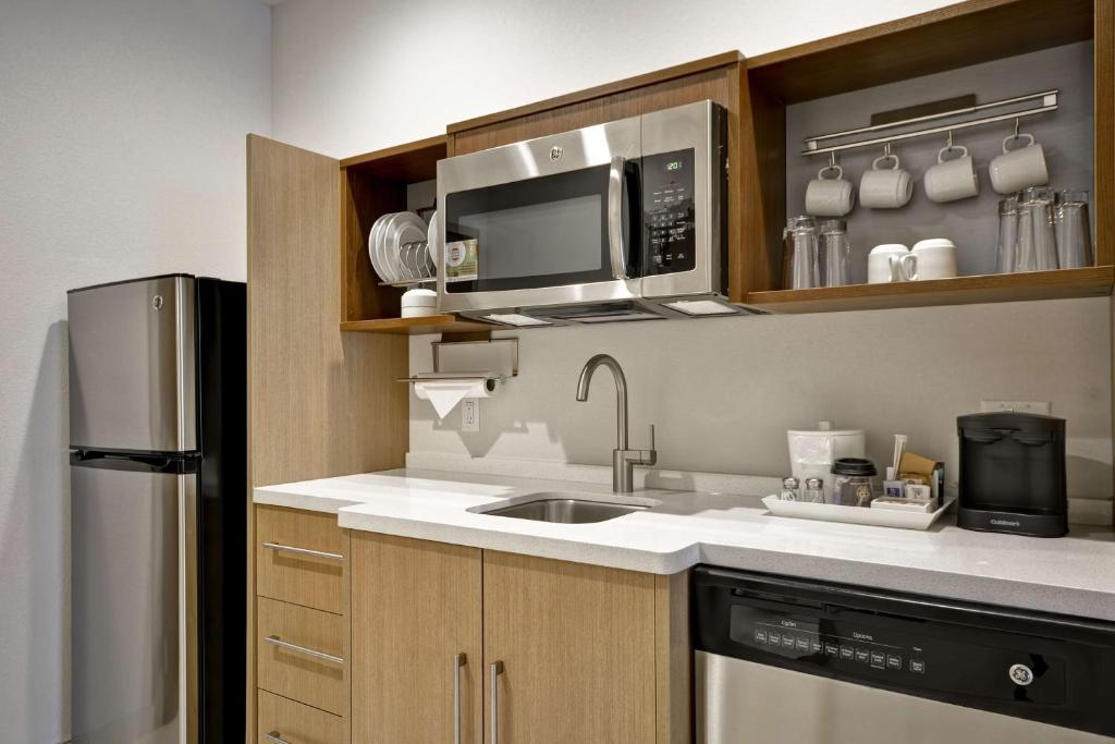 Kuchyň nebo kuchyňský kout v ubytování Home 2 Suites By Hilton Fairview Allen