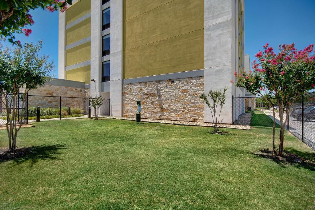 Zahrada ubytování Home2 Suites By Hilton Dallas Addison