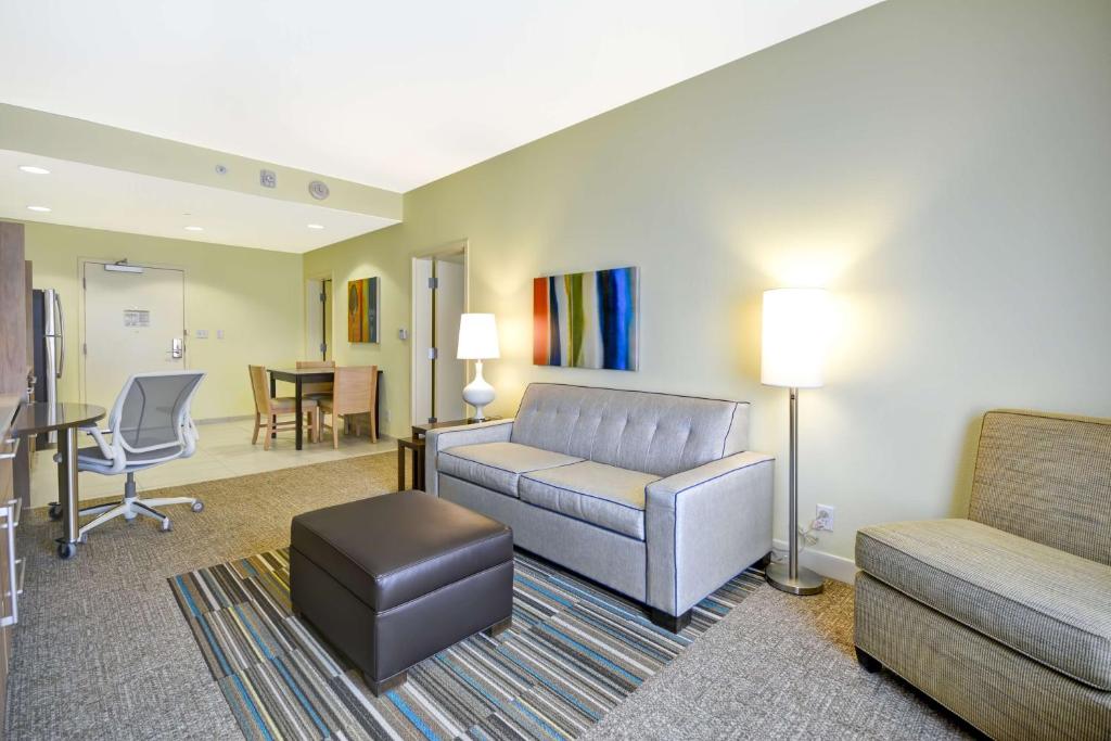 Posezení v ubytování Home2 Suites By Hilton Dallas Addison