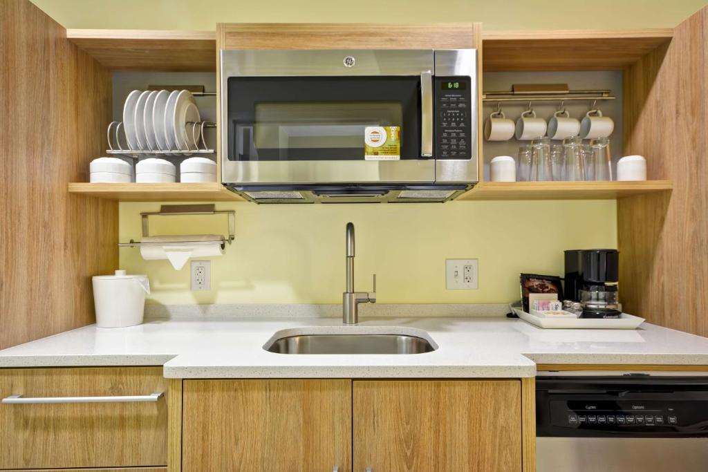 Kuchyň nebo kuchyňský kout v ubytování Home2 Suites By Hilton Dallas Addison