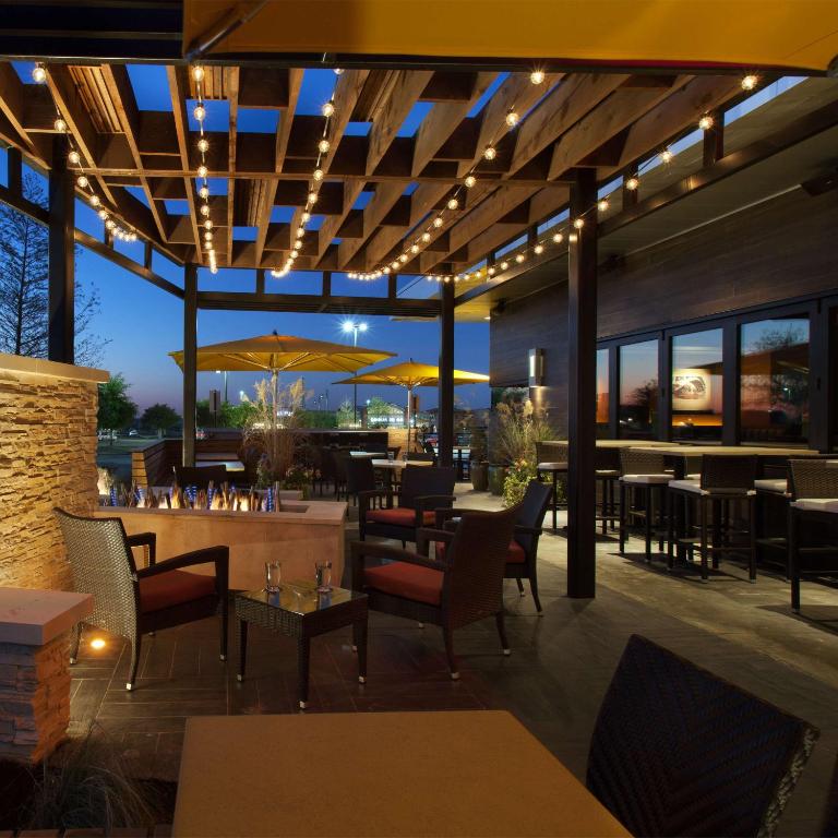 Restaurace v ubytování Embassy Suites By Hilton Denton Convention Center
