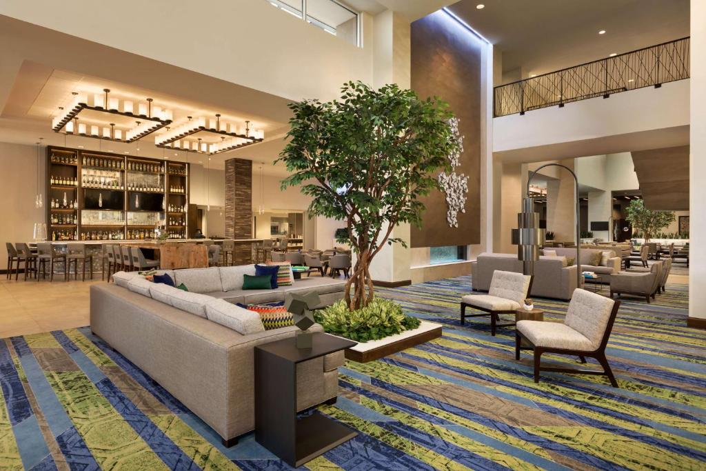 Posezení v ubytování Embassy Suites By Hilton Denton Convention Center