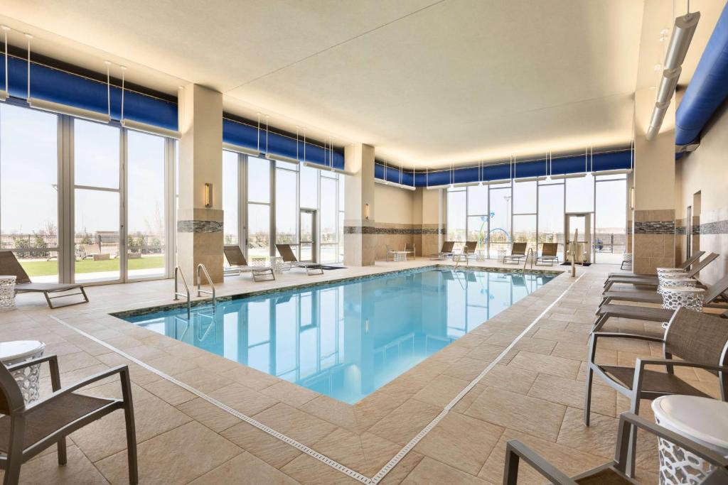 Bazén v ubytování Embassy Suites By Hilton Denton Convention Center nebo v jeho okolí