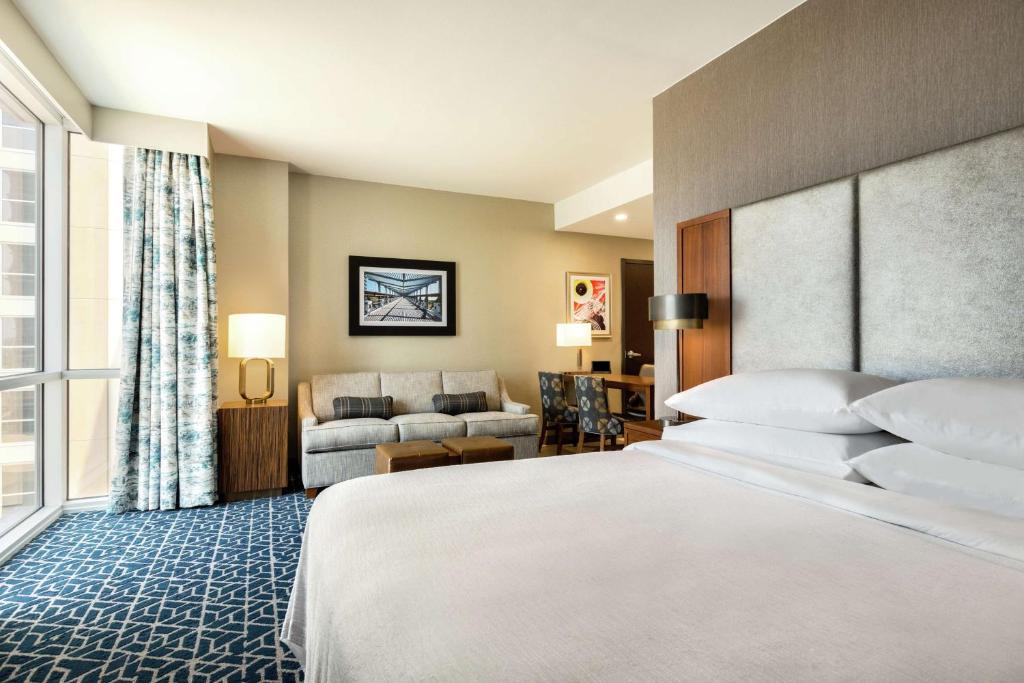 Postel nebo postele na pokoji v ubytování Embassy Suites By Hilton Denton Convention Center