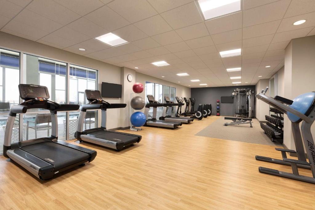 Fitness centrum a/nebo fitness zařízení v ubytování Embassy Suites By Hilton Denton Convention Center