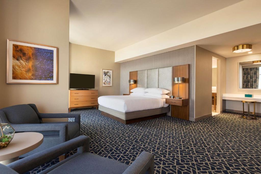 Postel nebo postele na pokoji v ubytování Embassy Suites By Hilton Denton Convention Center