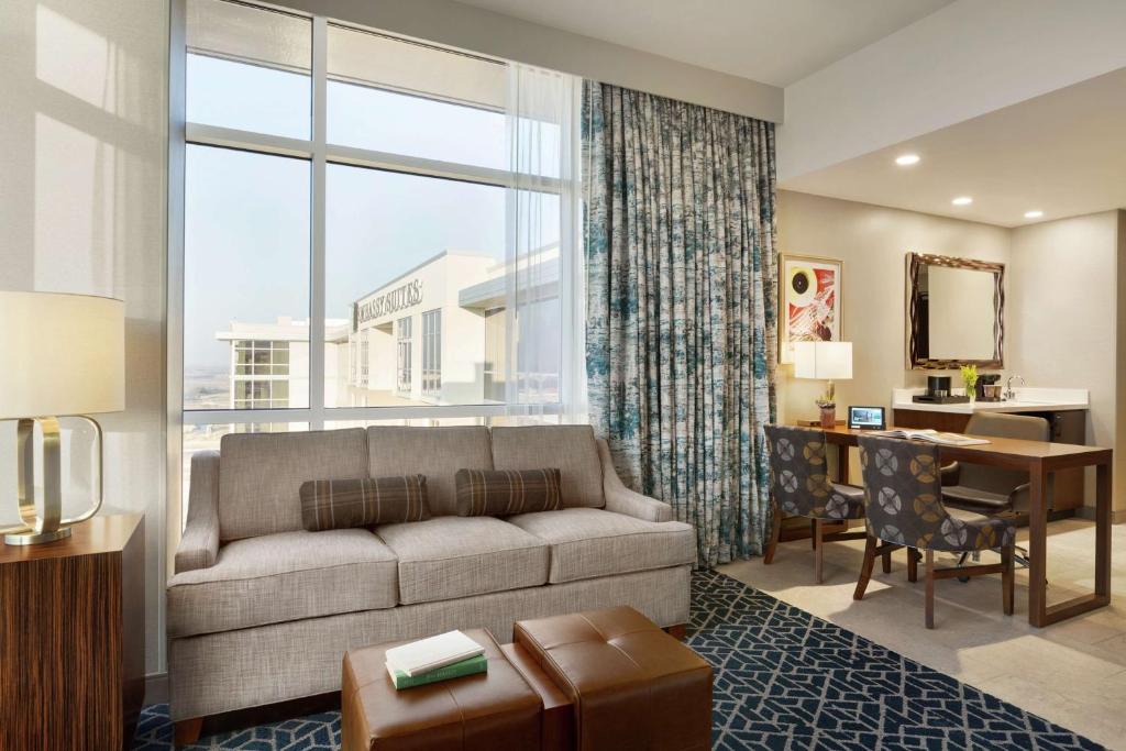 Posezení v ubytování Embassy Suites By Hilton Denton Convention Center