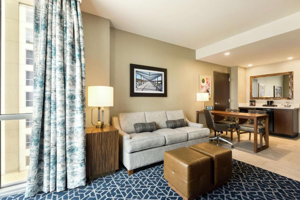 Posezení v ubytování Embassy Suites By Hilton Denton Convention Center