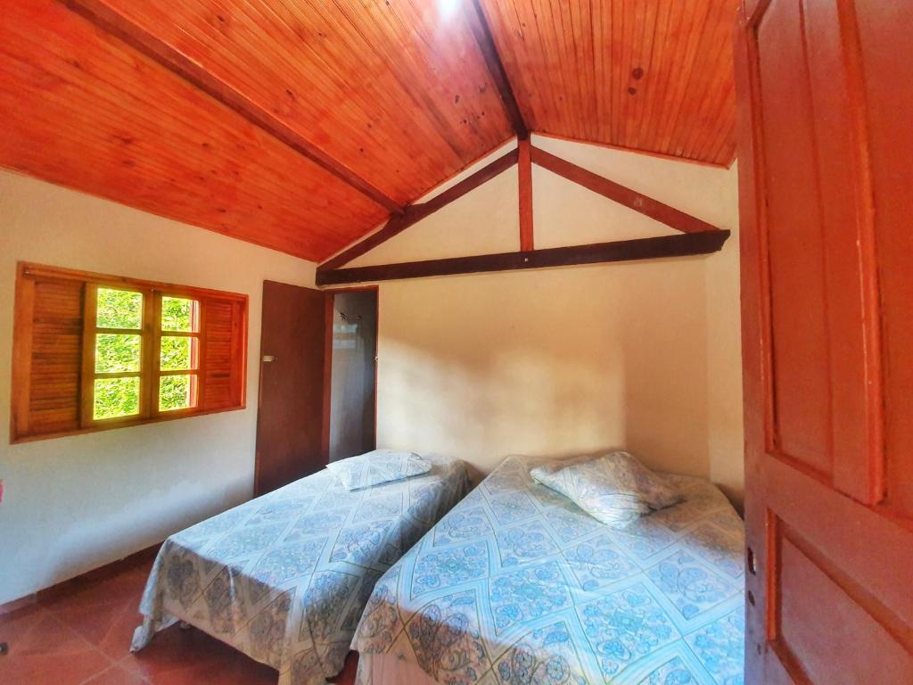 Postel nebo postele na pokoji v ubytování Chalé e Camping Elementais