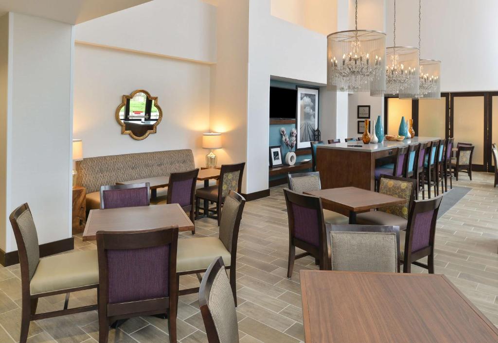 Hampton Inn & Suites Des Moines Downtown photo