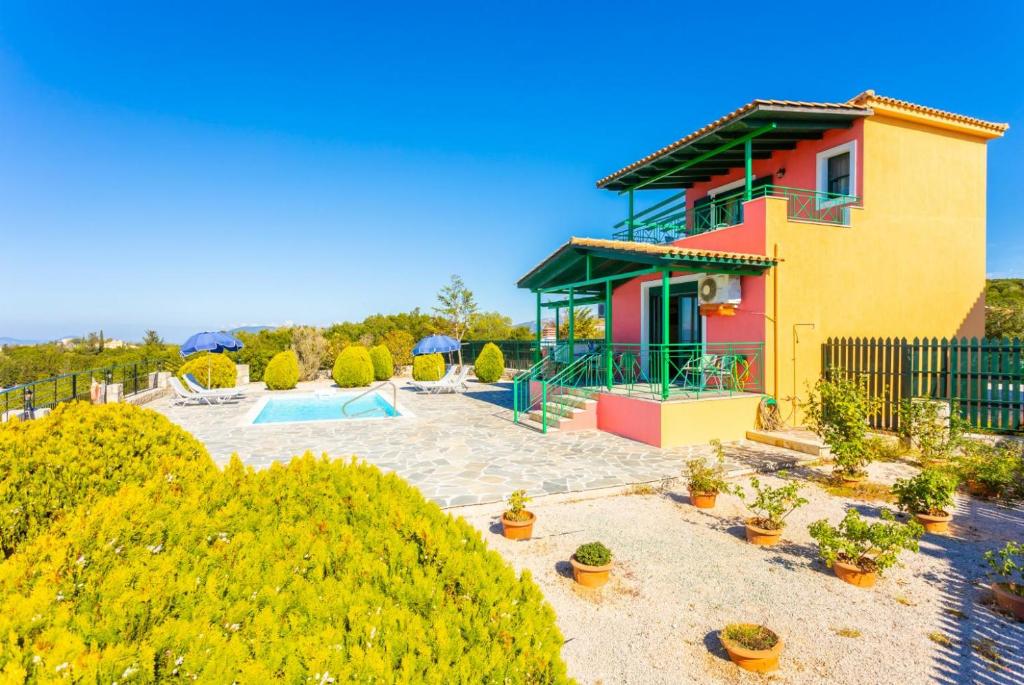 The swimming pool at or close to Villa Valio