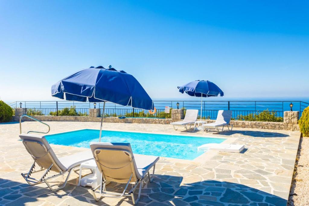 The swimming pool at or close to Villa Valio