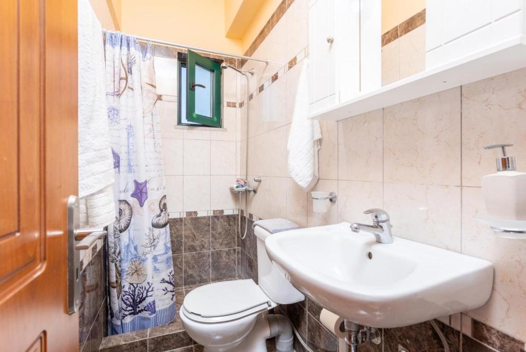 A bathroom at Villa Valio