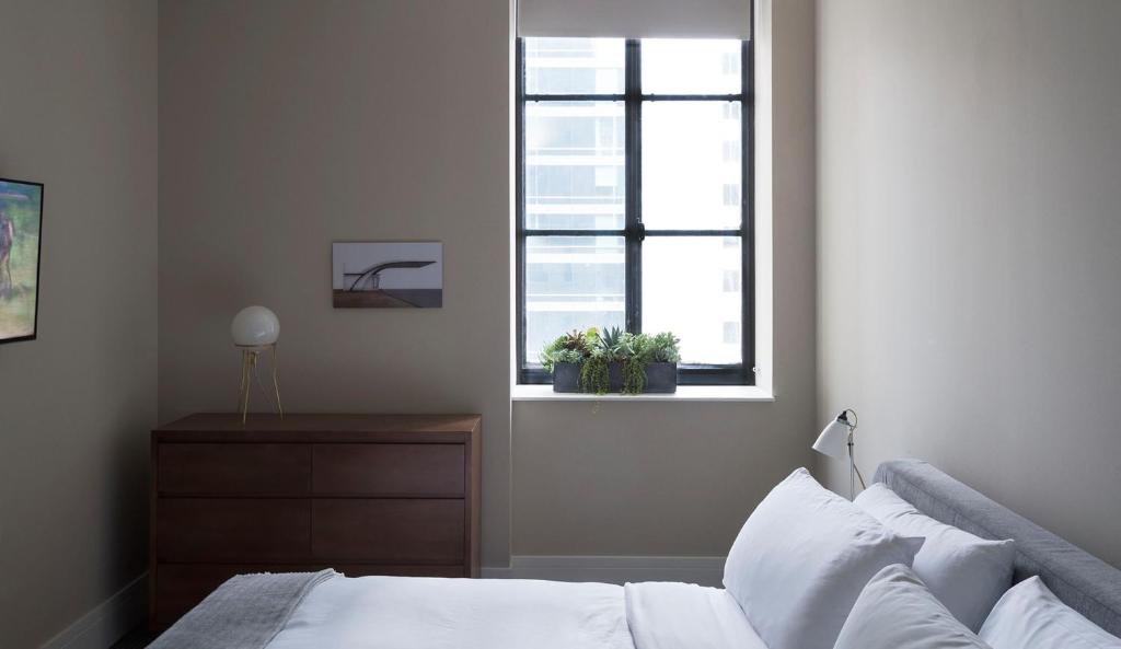 Postel nebo postele na pokoji v ubytování ROOST Midtown