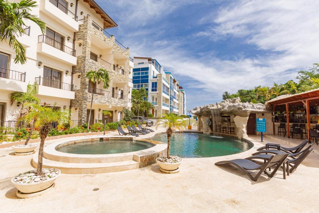 una piscina en medio de un edificio en Grand Laguna Beach Properties by Calisto Stays, en Sosúa