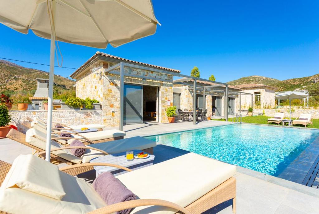 una imagen de una villa con piscina en Villa Angelos, en Katelios